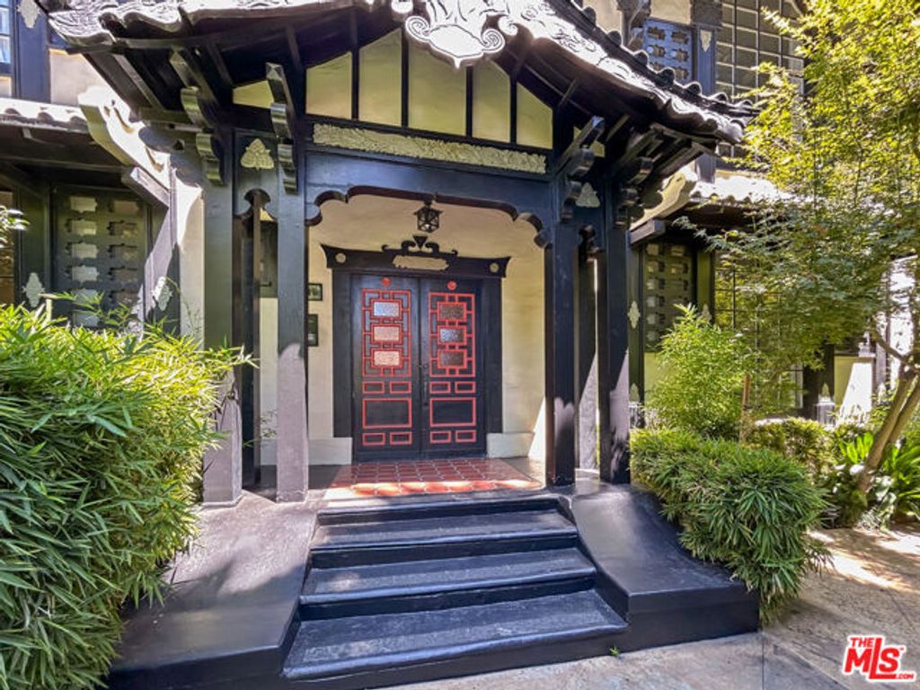 1220 N La Cienega Boulevard F-2, West Hollywood, CA 90069