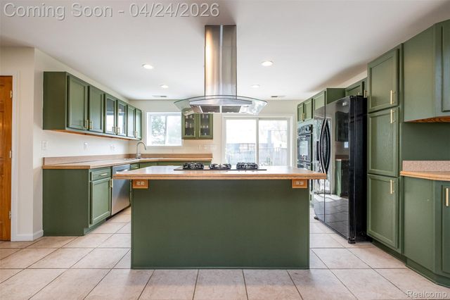 51 Hamata Avenue, Hazel Park, MI 48030