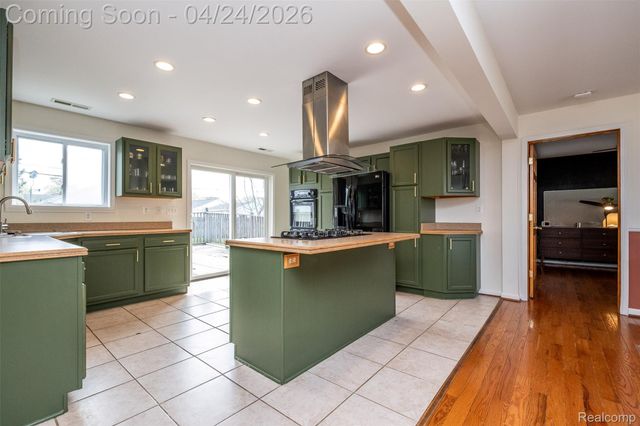 51 Hamata Avenue, Hazel Park, MI 48030