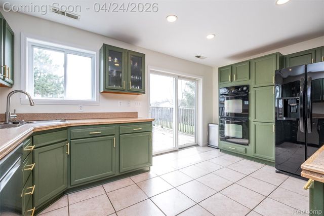 51 Hamata Avenue, Hazel Park, MI 48030