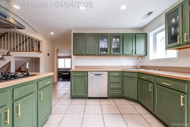 51 Hamata Avenue, Hazel Park, MI 48030