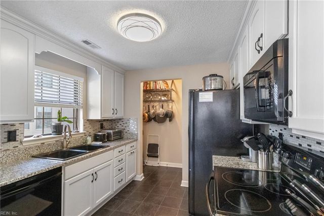 407 Harbour Pt Apt 204, Virginia Beach, VA 23451