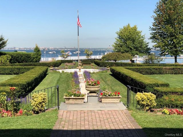 62 Forest Row, Great Neck, NY 11024