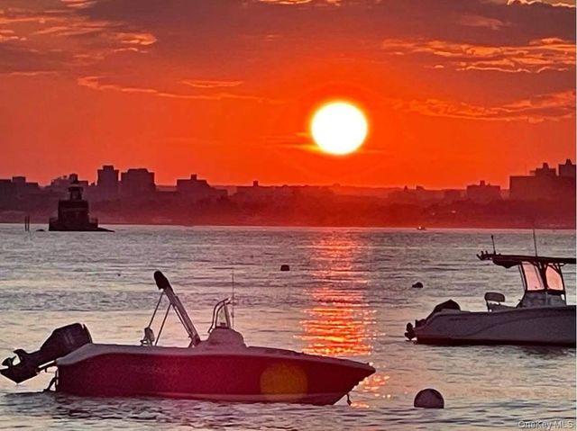 62 Forest Row, Great Neck, NY 11024