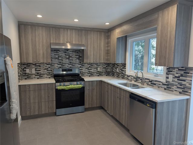 62 Forest Row, Great Neck, NY 11024