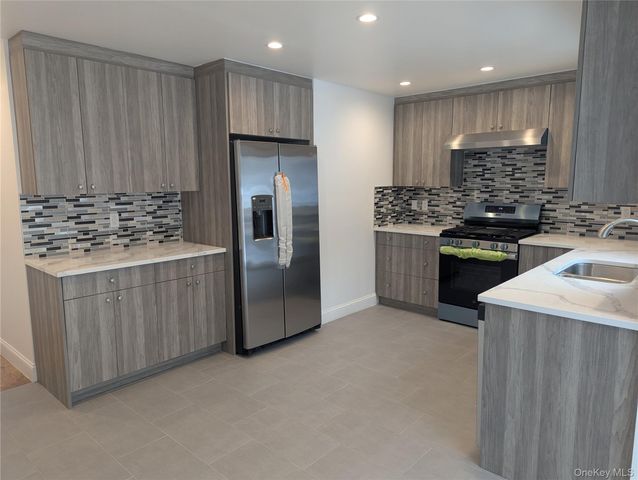 62 Forest Row, Great Neck, NY 11024