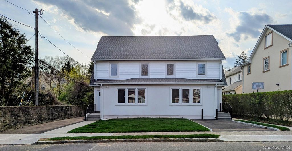 62 Forest Row, Great Neck, NY 11024