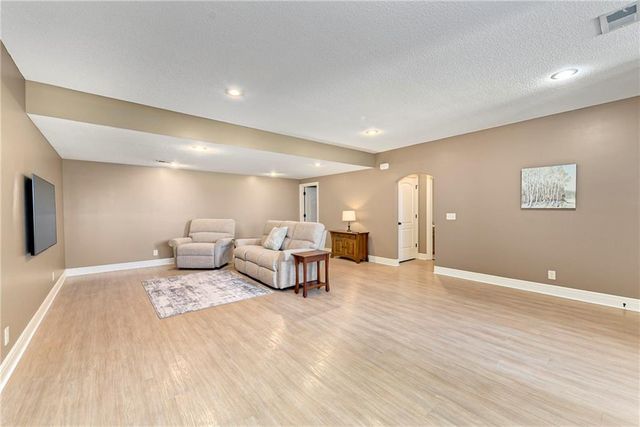 15006 Leavenworth Road, Basehor, KS 66007