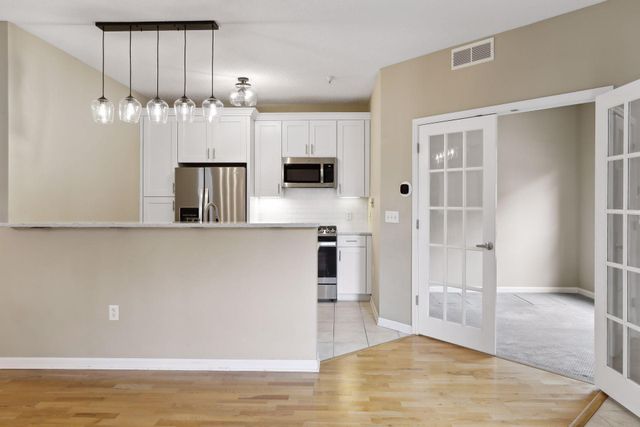 2566 Ellis Avenue 105, Saint Paul, MN 55114