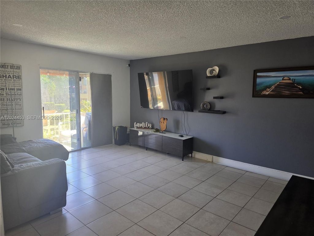 17901 NW 68th Ave T201, Hialeah, FL 33015