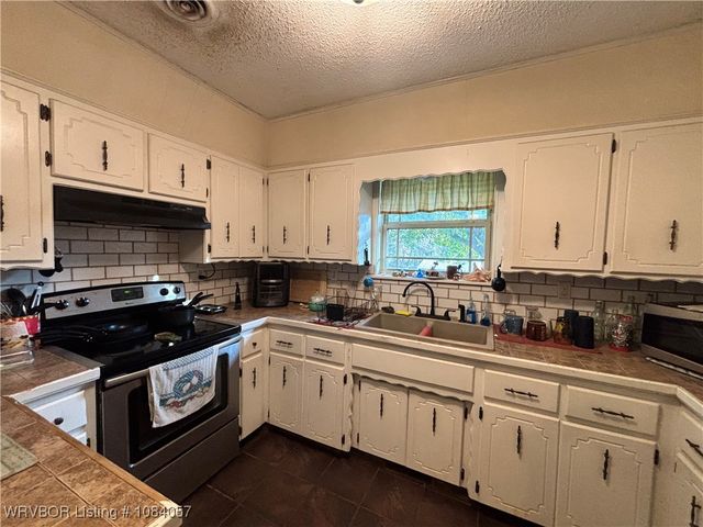 469958 E 1099 Road, Muldrow, OK 74948