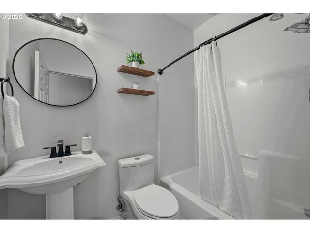 15486 Sw 144TH Ter, Portland, OR 97224