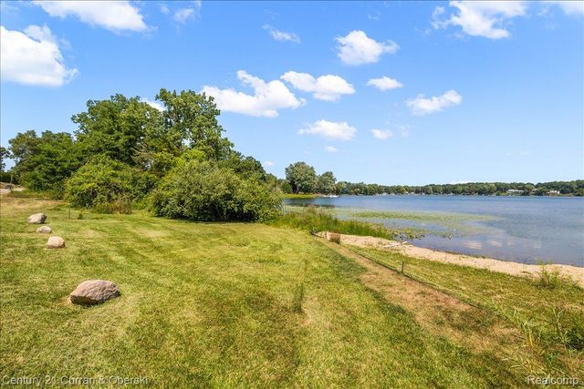 2770 Bogie Lake Road, White Lake Charter Township, MI 48386