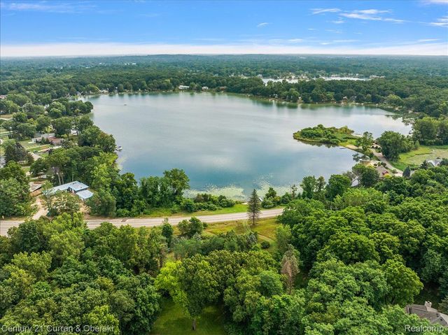 2770 Bogie Lake Road, White Lake Charter Township, MI 48386