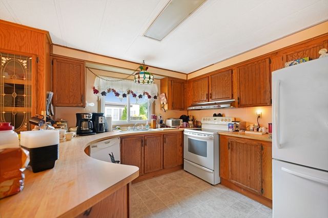 29 Pipers Way, Carver, MA 02330