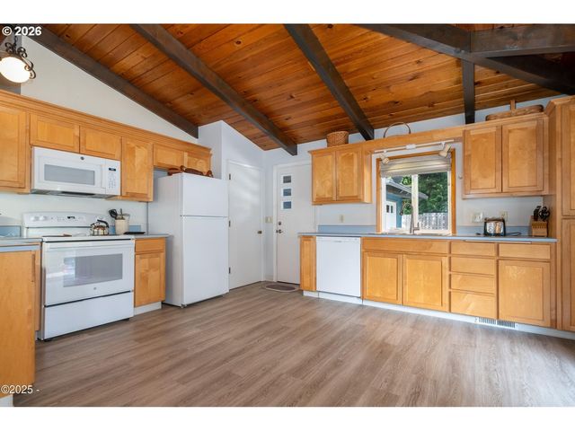 225 MONTEREY Ave, Lincoln City, OR 97367