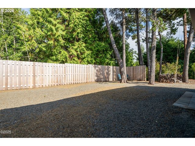 225 MONTEREY Ave, Lincoln City, OR 97367