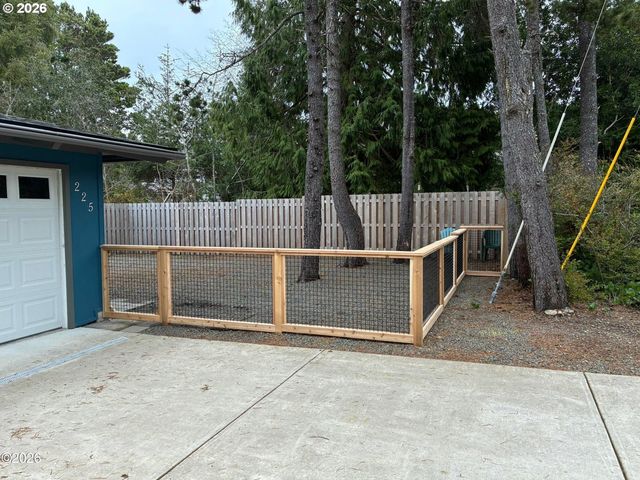 225 MONTEREY Ave, Lincoln City, OR 97367