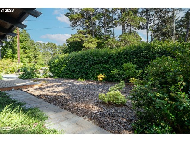 225 MONTEREY Ave, Lincoln City, OR 97367