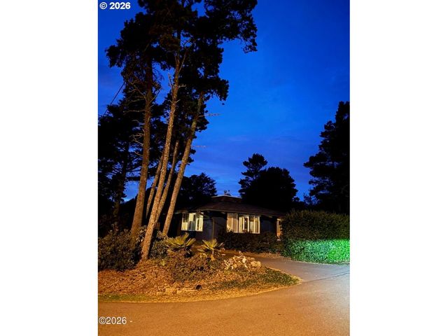 225 MONTEREY Ave, Lincoln City, OR 97367