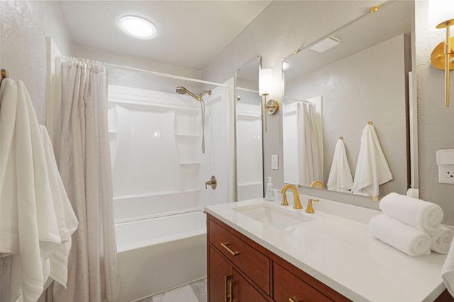 701 Holly Dr, Lodi, CA 95240