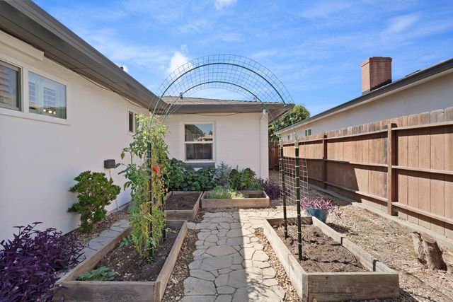 701 Holly Dr, Lodi, CA 95240