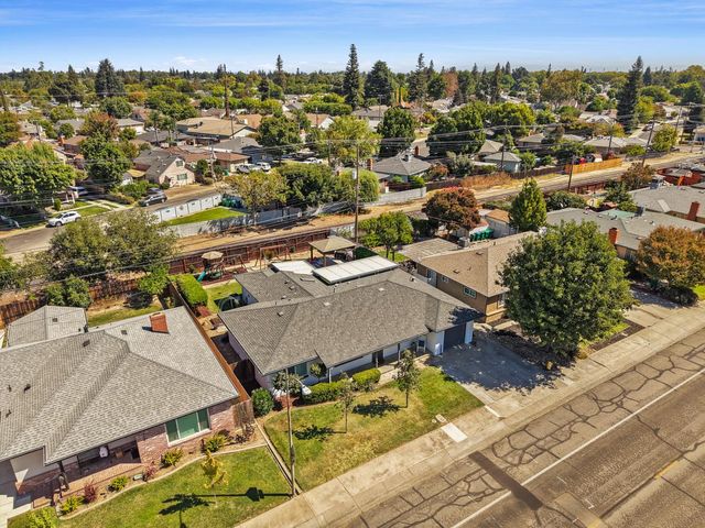 701 Holly Dr, Lodi, CA 95240