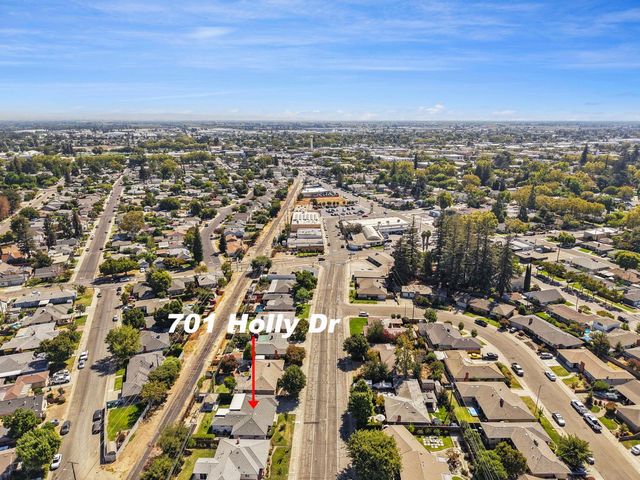 701 Holly Dr, Lodi, CA 95240