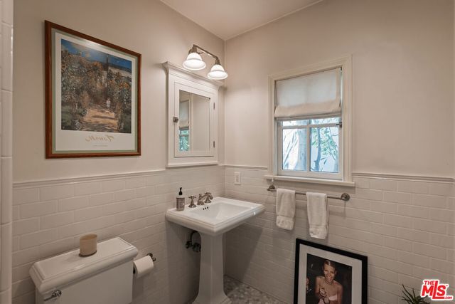 3145 La Suvida Drive, Los Angeles, CA 90068