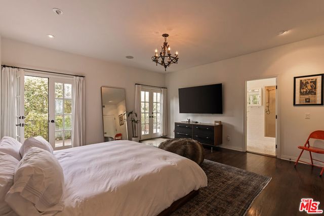 3145 La Suvida Drive, Los Angeles, CA 90068