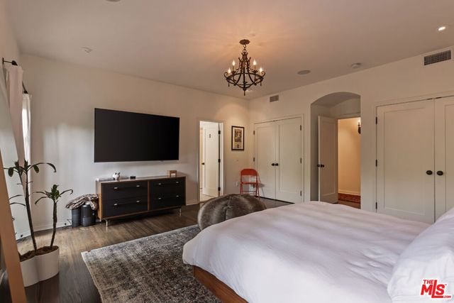 3145 La Suvida Drive, Los Angeles, CA 90068
