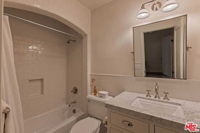 3145 La Suvida Drive, Los Angeles, CA 90068