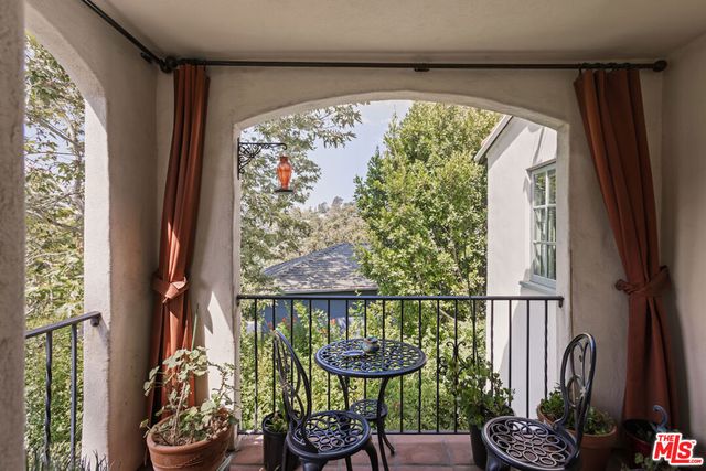 3145 La Suvida Drive, Los Angeles, CA 90068