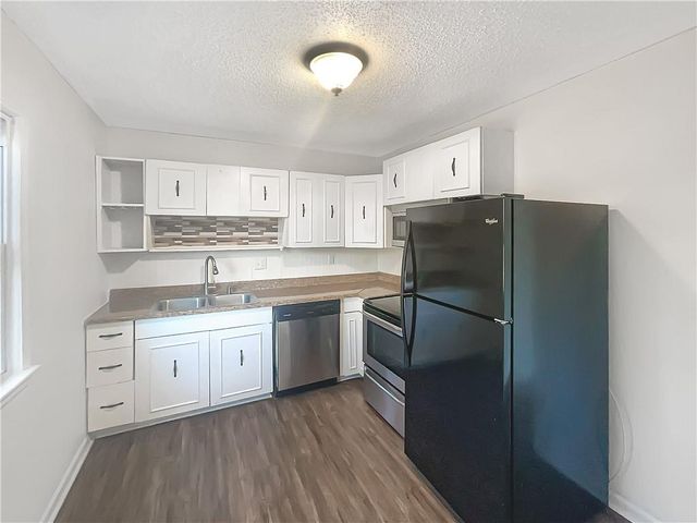 6705 N Charlotte Street, Kansas City, MO 64118