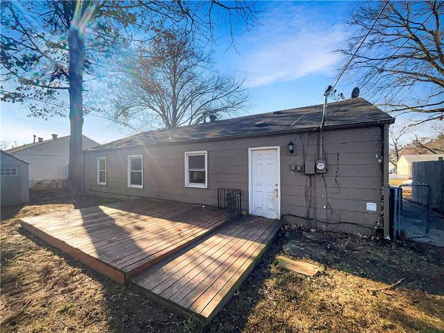 6705 N Charlotte Street, Kansas City, MO 64118