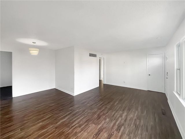 6705 N Charlotte Street, Kansas City, MO 64118