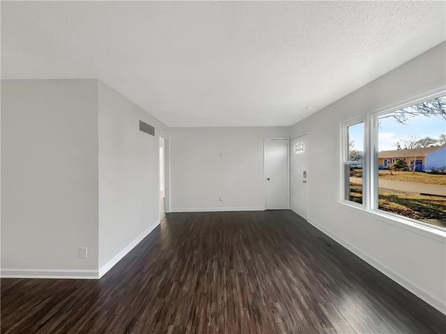 6705 N Charlotte Street, Kansas City, MO 64118