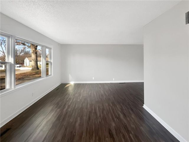 6705 N Charlotte Street, Kansas City, MO 64118