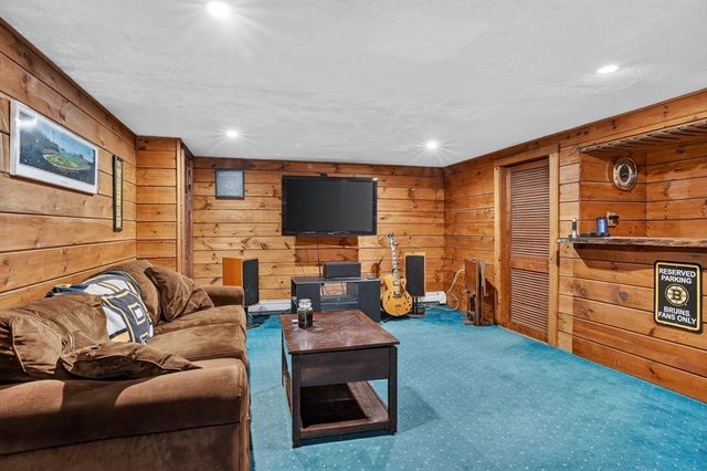 83 Crestwood Dr, Northborough, MA 01532