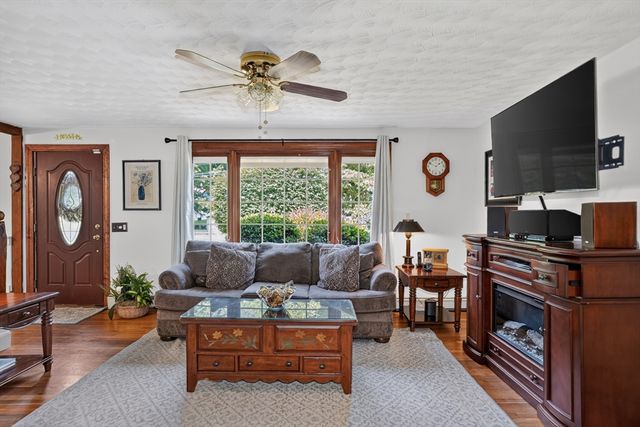 83 Crestwood Dr, Northborough, MA 01532
