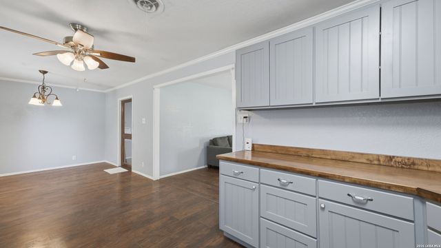 122 W HUTCHINS PL, San Antonio, TX 78221