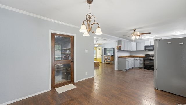 122 W HUTCHINS PL, San Antonio, TX 78221