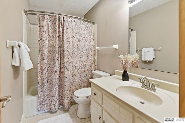 1405 Beechwood Avenue, Papillion, NE 68133