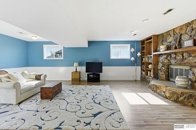 1405 Beechwood Avenue, Papillion, NE 68133