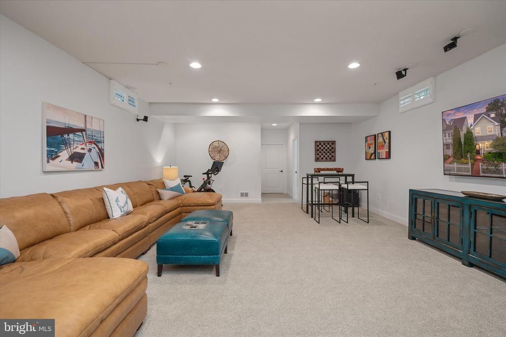 Image 33 of property listing at 820 BAY RIDGE AVE, Annapolis, MD 21403