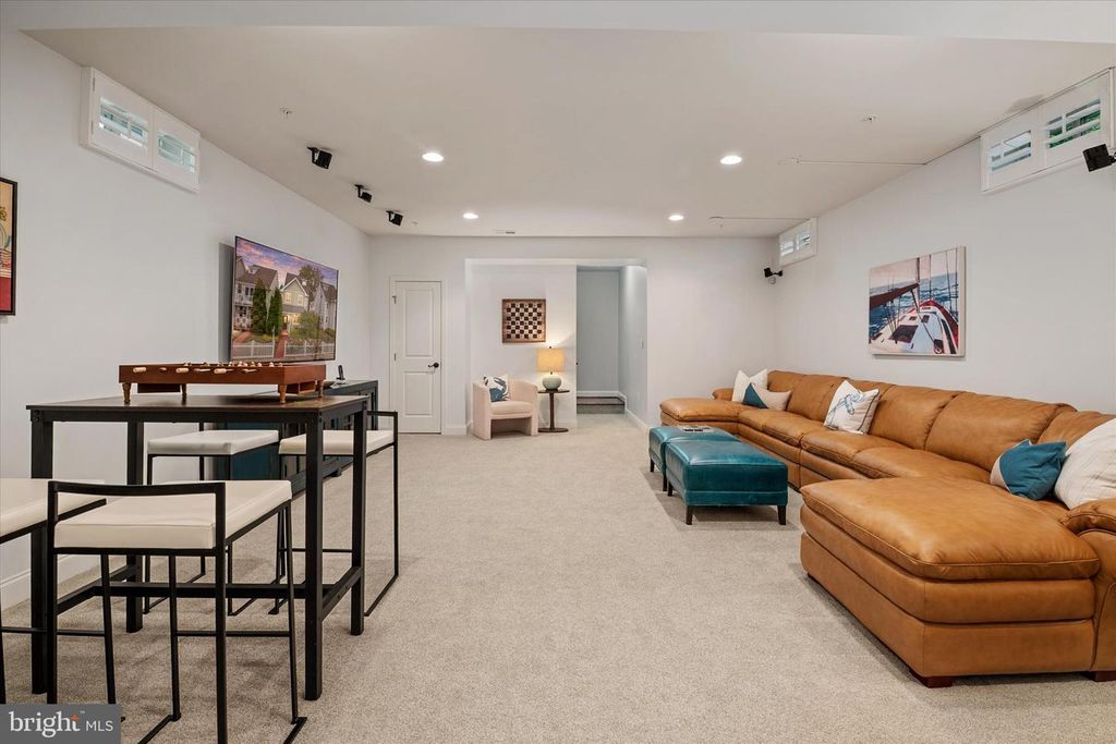 Image 34 of property listing at 820 BAY RIDGE AVE, Annapolis, MD 21403
