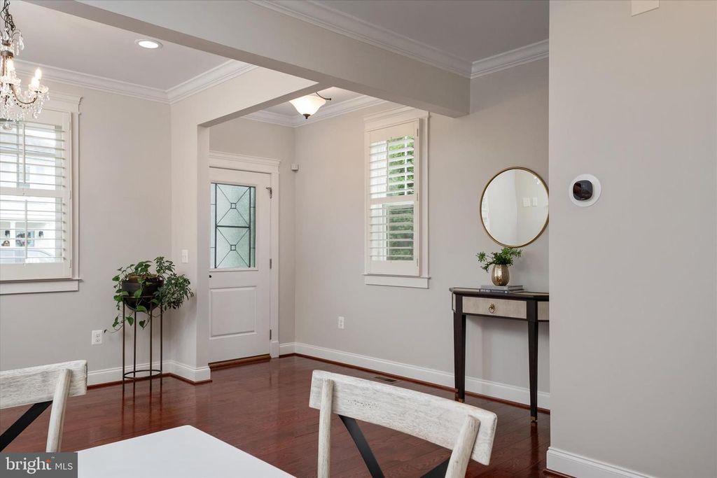 Image 5 of property listing at 820 BAY RIDGE AVE, Annapolis, MD 21403
