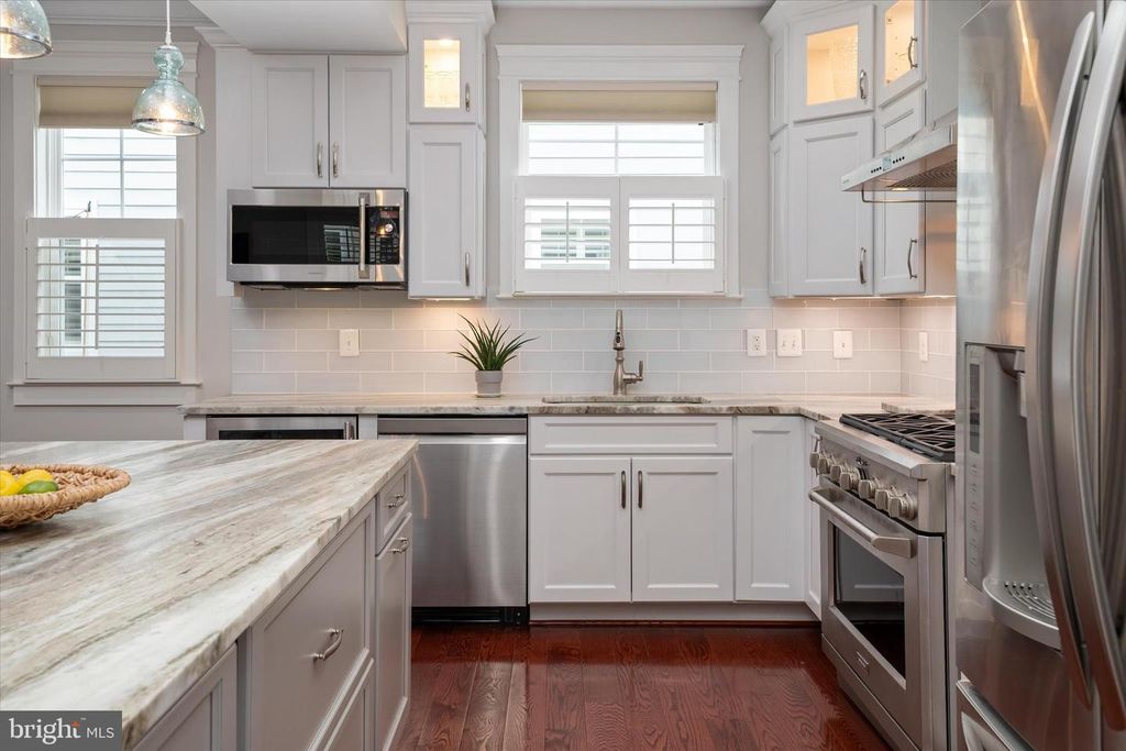 Image 8 of property listing at 820 BAY RIDGE AVE, Annapolis, MD 21403