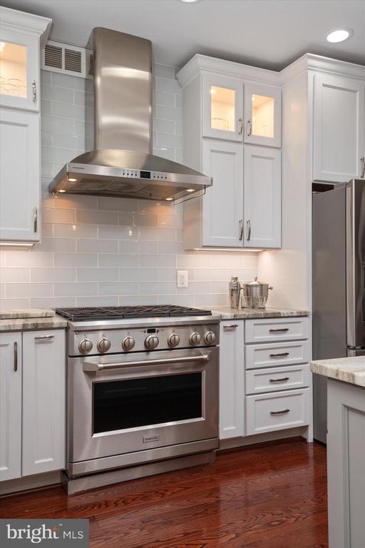 Image 9 of property listing at 820 BAY RIDGE AVE, Annapolis, MD 21403