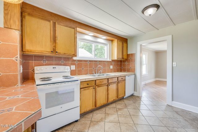402 University Parkway, Johnson City, TN 37604